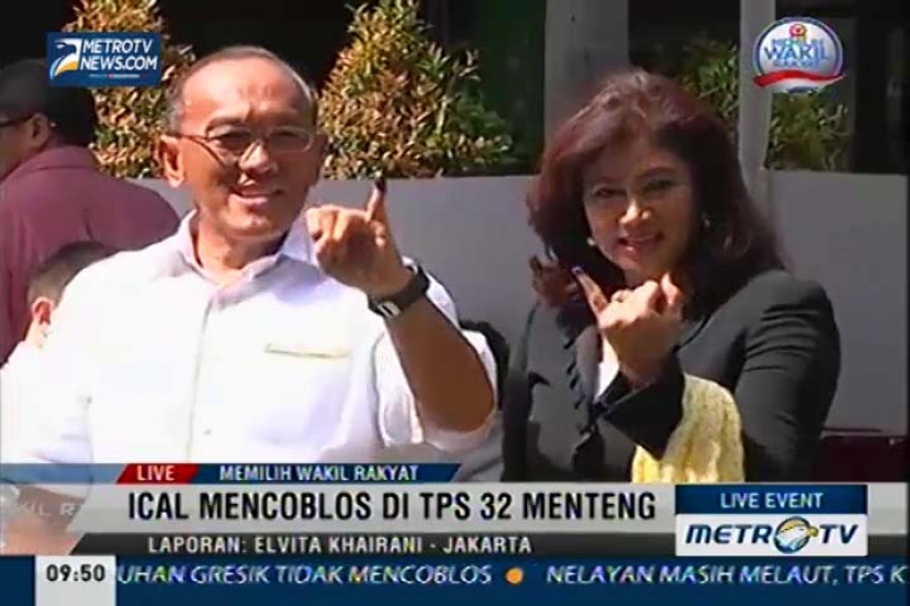 Aburizal Bakrie Mencoblos di TPS 32 Menteng