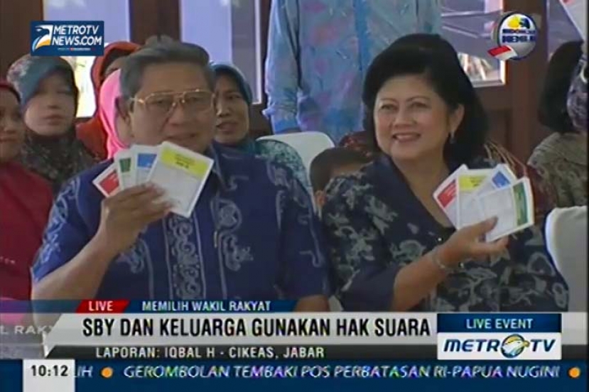 SBY dan Keluarga Mencoblos di TPS 06 Cikeas