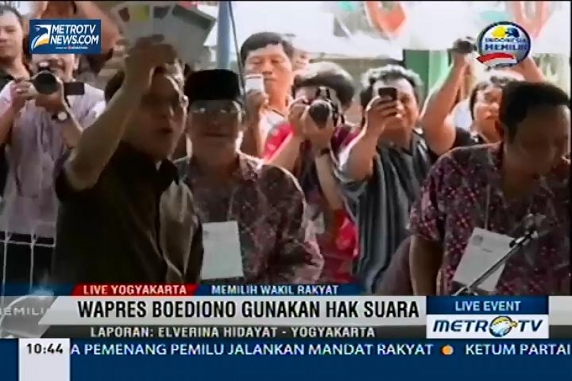Budiono Bersama Istri Mencoblos di TPS 102 Sleman 