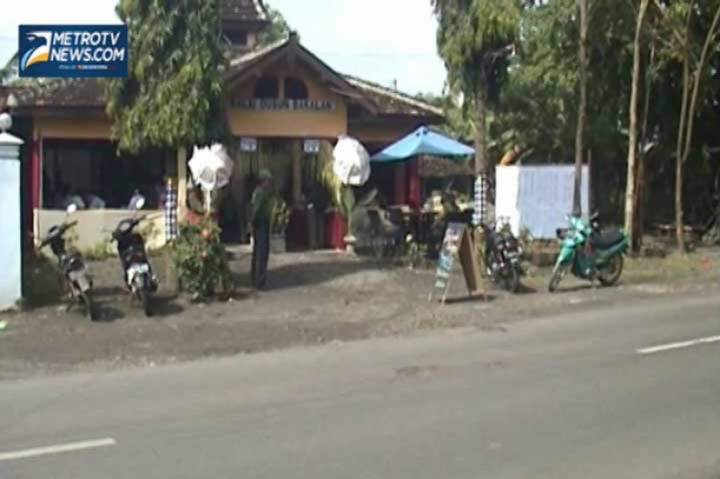 Petugas TPS Unik di Mojokerto