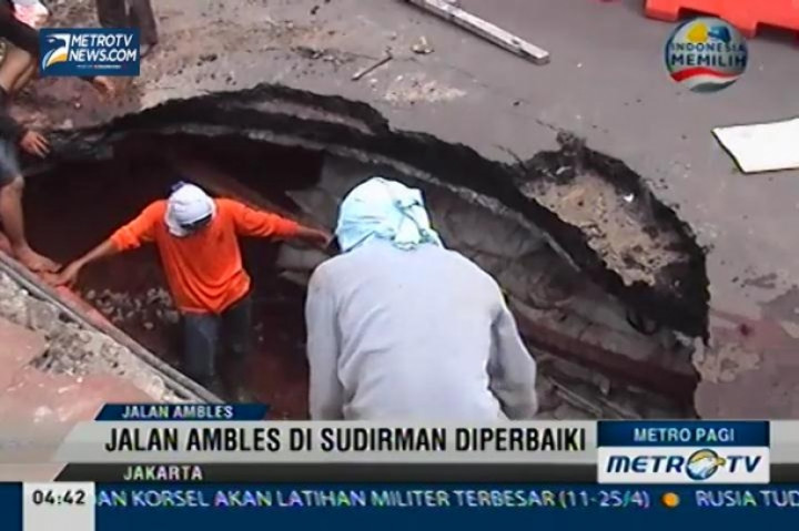 Ruas Jalan Jend. Sudirman Ambles Sepanjang 4 Meter