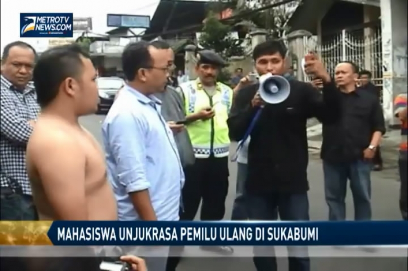 Mahasiswa Unjukrasa Pemilu Ulang Dengan Blokir Jalan Raya
