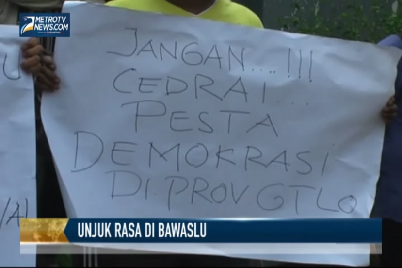 Warga Berunjuk Rasa di Kantor Bawaslu Gorontalo