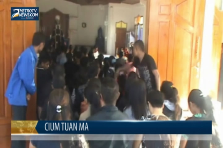 Ribuan Umat Katolik Cium Patung Tuan Ma