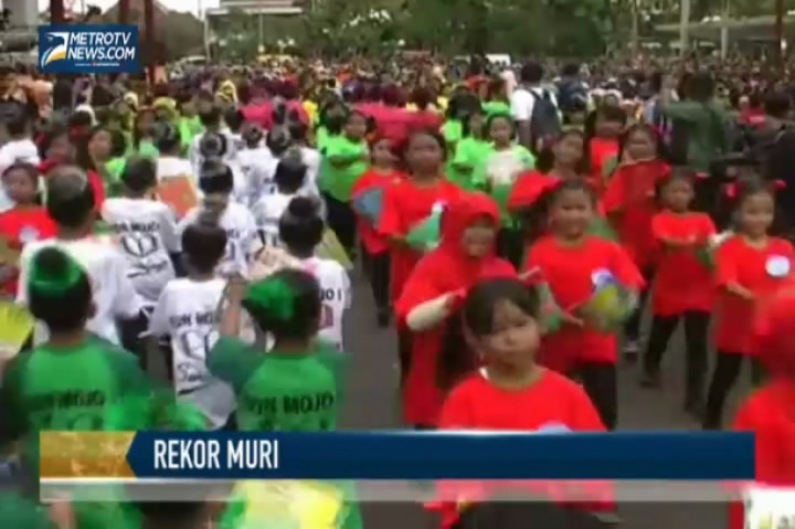 Rekor MURI Peserta Terbanyak Tari Kipas Buku