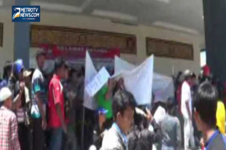 Massa Bentrok di Kantor KPUD Oku Selatan