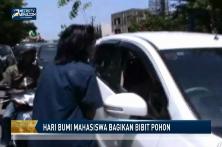 Peringati Hari Bumi Mahasiswa Bagikan Bibit Pohon
