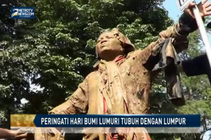 Peringati Hari Bumi, Lumuri Tubuh dengan Lumpur