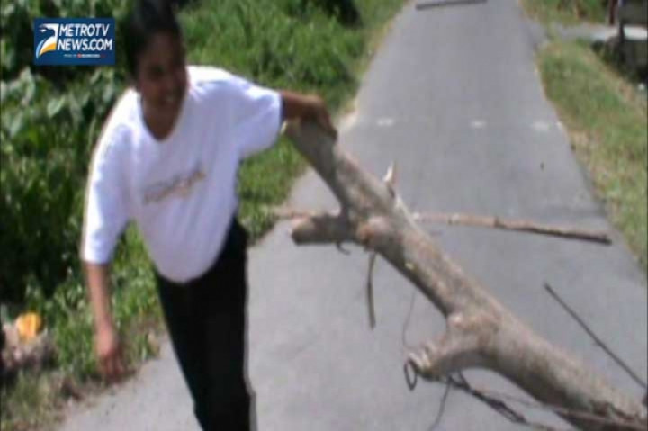 Gagal Menjadi Caleg Tutup Jalan Warga