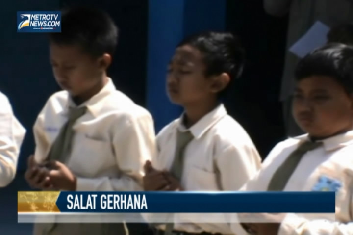 Puluhan Siswa Probolinggo Gelar Salat Gerhana Matahari