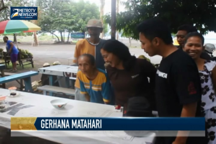 Warga Banyuwangi Antusias Lihat Gerhana Matahari