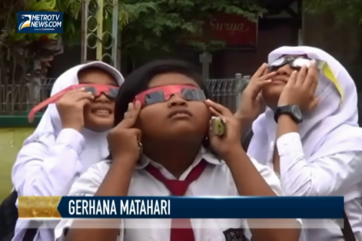 Siswa SD Lihat Gerhana Matahari Gunakan Teleskop dan Kacamata Khusus