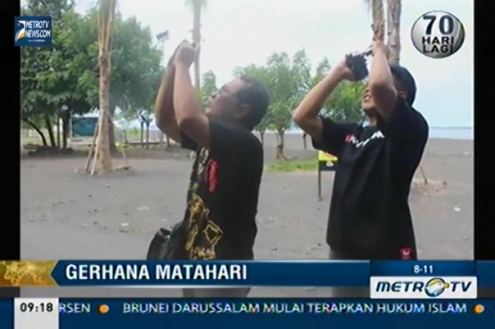 Warga Antusias Menyaksikan Gerhana Matahari