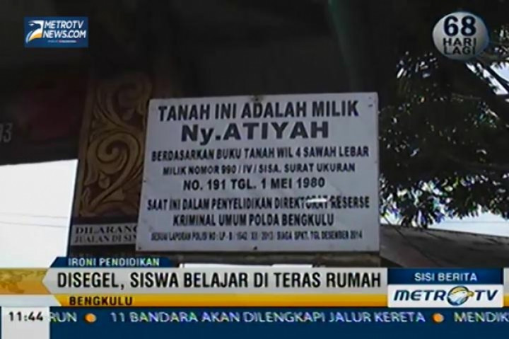  Sisi Berita: Sekolah Disegel, Siswa Belajar Di Teras Rumah. 