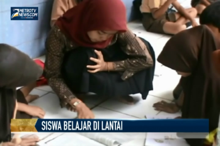 Kelas Roboh, Siswa Belajar di Lantai