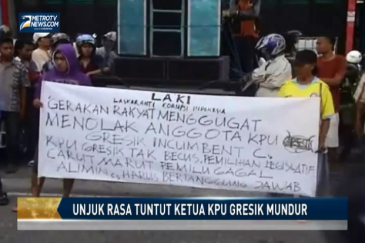 Unjuk Rasa Tuntut Ketua KPU Gresik Mundur