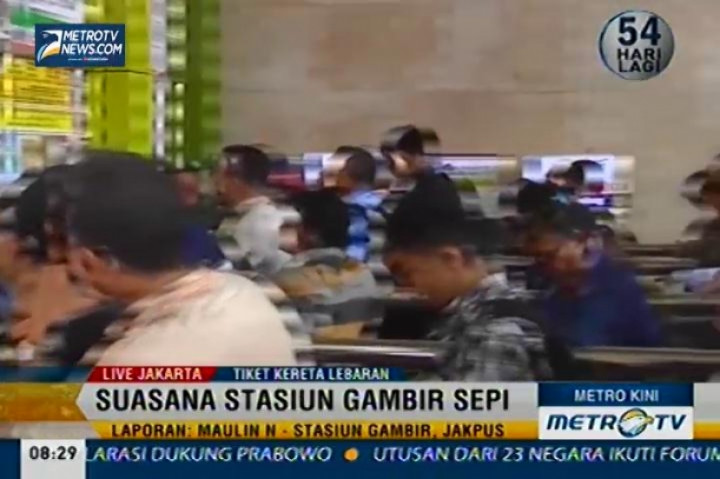 Loket Pembelian Tiket KA di Stasiun Gambir Sepi