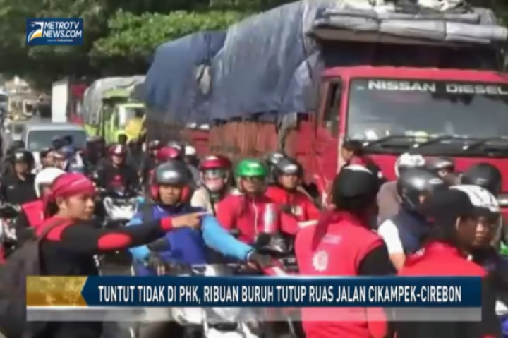Tuntut tidak Di-PHK, Ribuan Buruh Tutup Ruas Jalan Cikampek-Cirebon 