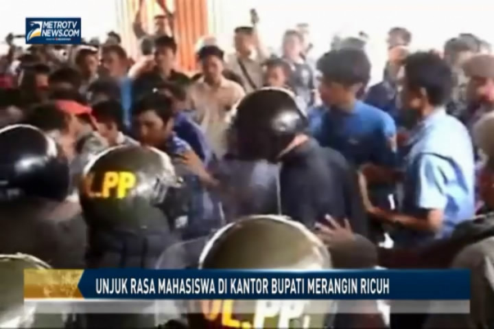 Unjuk Rasa Mahasiswa di Kantor Bupati Merangin Ricuh