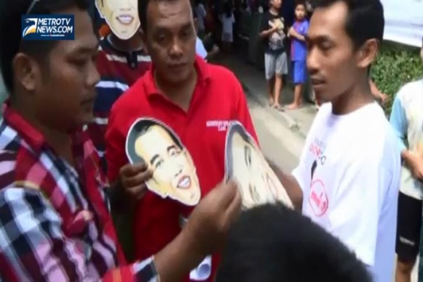 Relawan Bagi-Bagi Topeng Jokowi