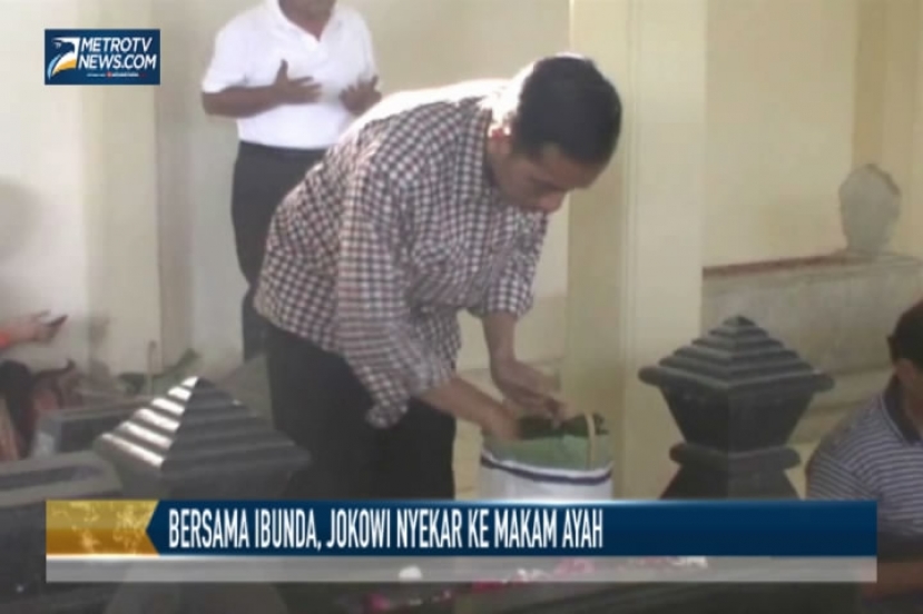 Bersama Ibunda, Jokowi Nyekar ke Makam Ayah