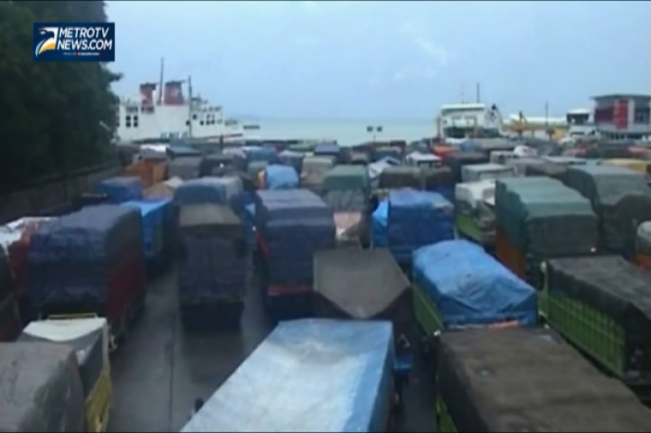 Ribuan Truk Menumpuk di Pelabuhan Merak