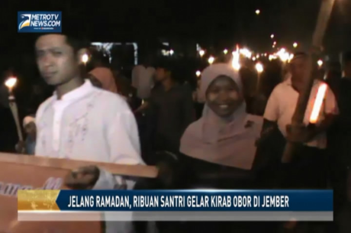 Jelang Ramadan, Ribuan Santri Gelar Kirab Obor di Jember