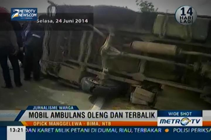 Mobil Ambulans Oleng dan Terbalik 