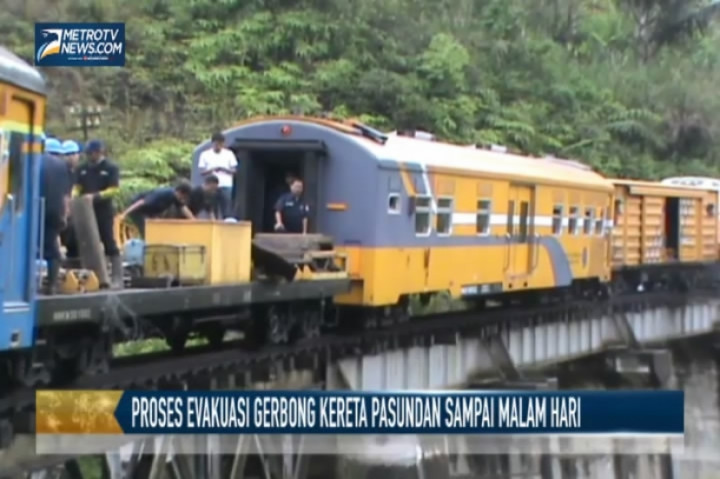 Proses Evakuasi Gerbong Kereta Pasundan Sampai Malam Hari
