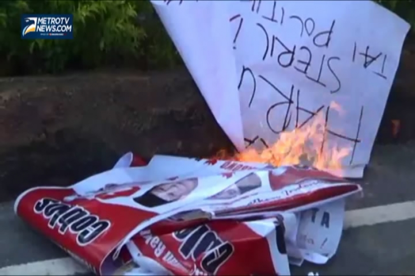 Mahasiswa Bakar Banner Prabowo-Hatta