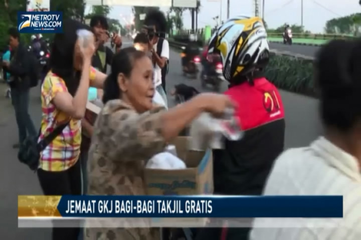Jemaat GKJ Bagi-Bagi Takjil Gratis