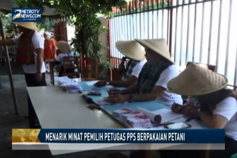 Menarik Minat Pemilih Petugas PPS Berpakaian Petani 