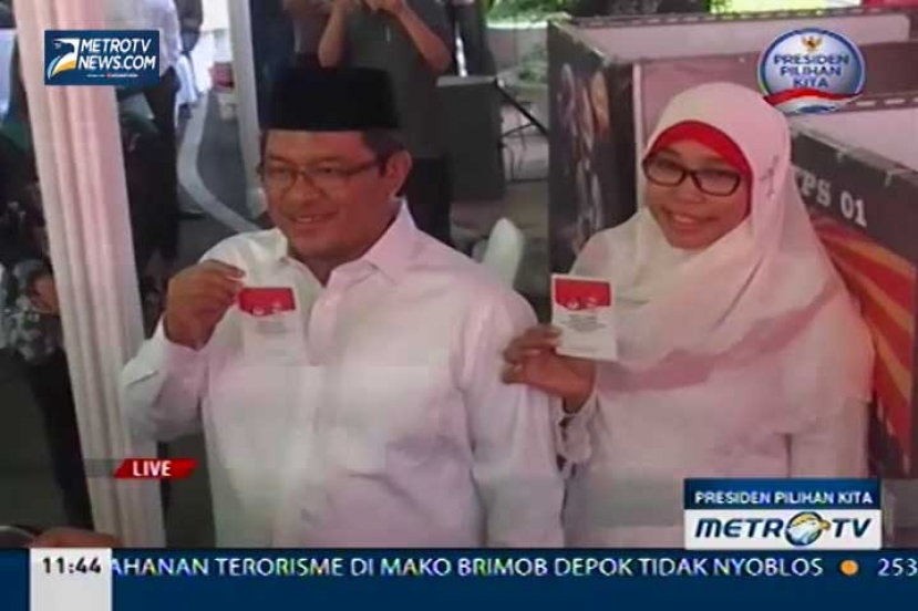 Ahmad Heryawan Gunakan Hak Suara di TPS 01 Babakan Ciamis