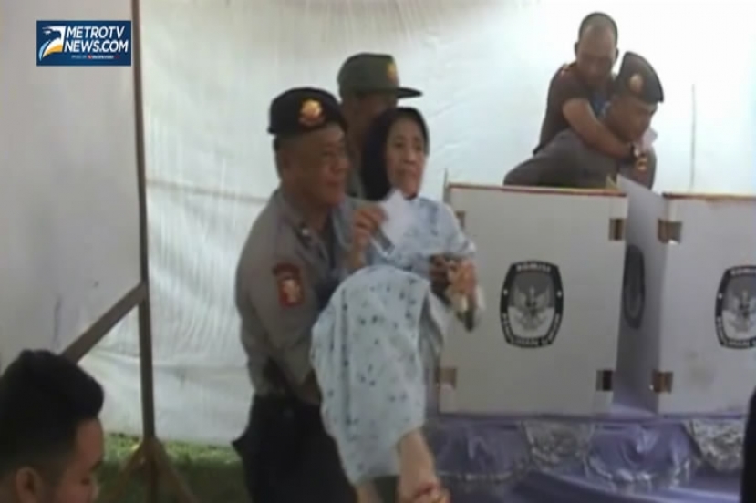 Polisi dan TNI Gendong Pemilih Jompo dan Disabilitas
