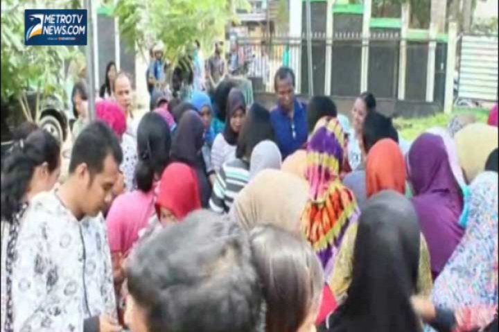 Para Lansia di Kendari Rebutan Kupon Pasar Murah