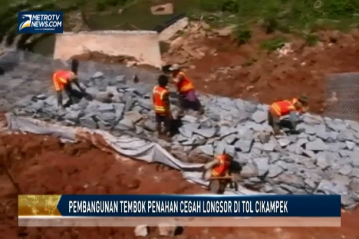 Pembangunan Tembok Penahan Cegah Longsor di Tol Cikampek