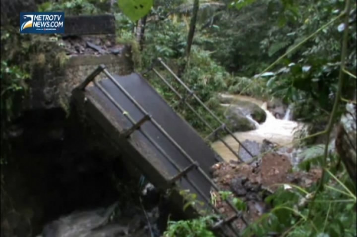 Jembatan Putus Warga Terisolasi