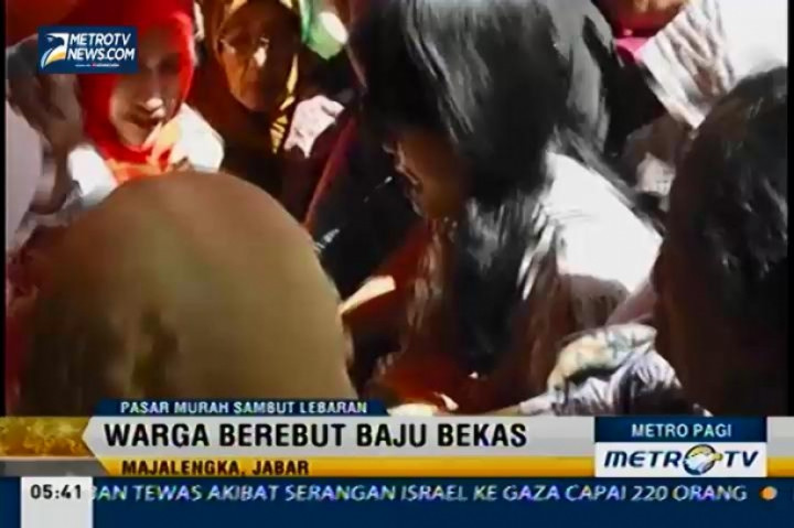 Warga Serbu Pakaian Bekas dalam Bazar Pasar Murah