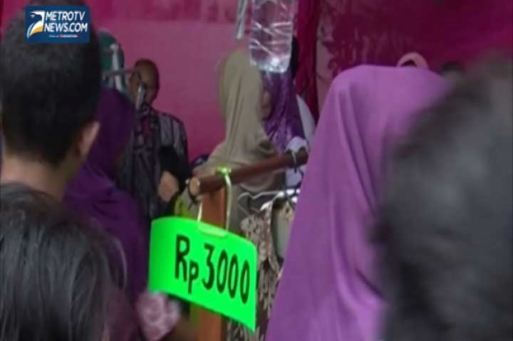 Warga Purwokerto Berebut Sembako dan Pasar Murah