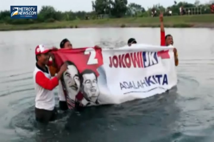 Sambut Kemenangan Jokowi-JK, Relawan Nyebur ke Laut