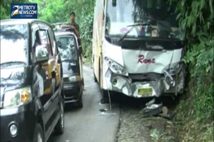 Akibat Rem Blong, Bus Hantam Mobil dan Tiga Motor