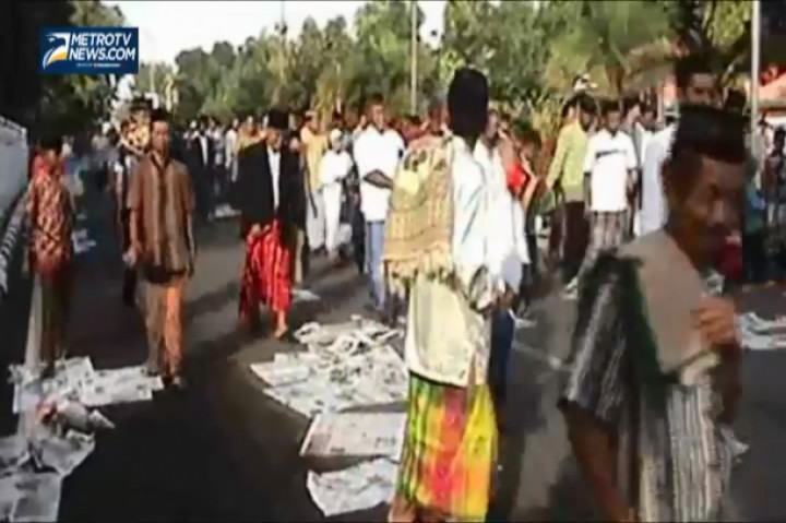 Usai Salat Id, Koran Bekas Bertebaran di Jalan