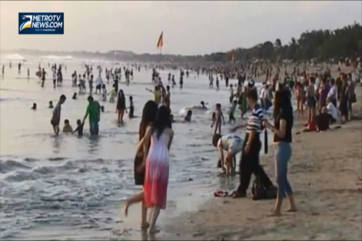 Libur Lebaran, Pantai Kuta Dipadati Wisatawan