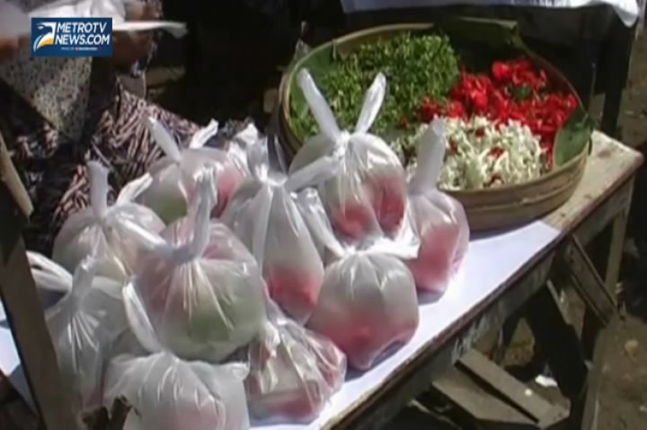 Berkah Lebaran Bagi Penjual Bunga di Sekitar Makam