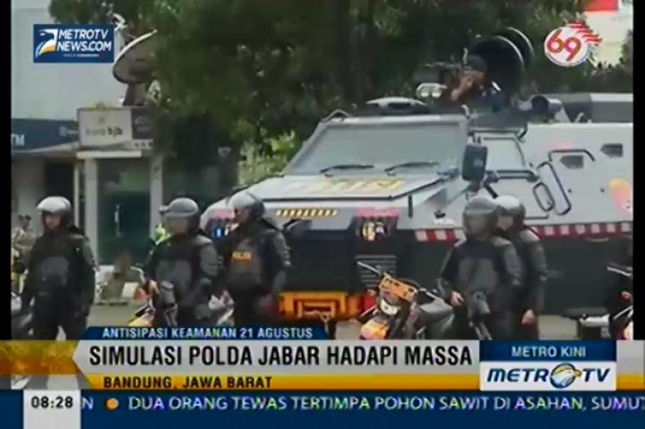Simulasi Polda Jabar Hadapi Massa