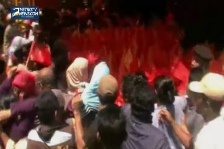 Ratusan Warga Tuban Berebut Nasi Buceng