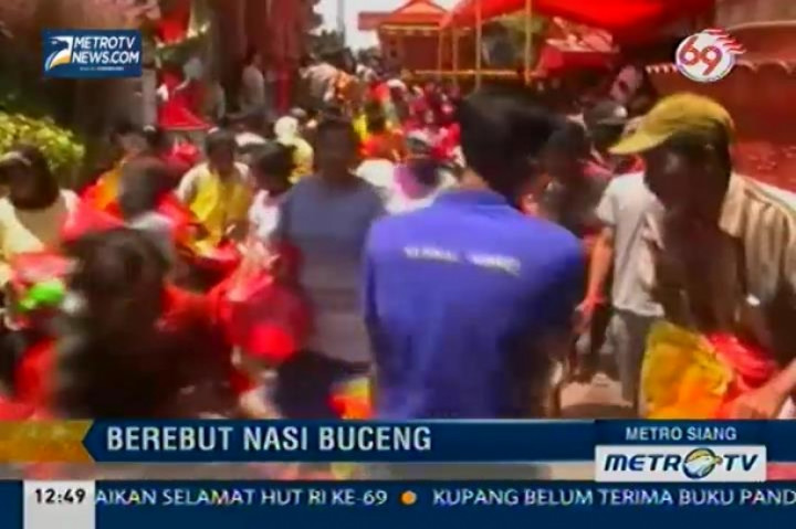 Warga Tuban Berebut Nasi Buceng sebagai Ritual Sedekah Bumi