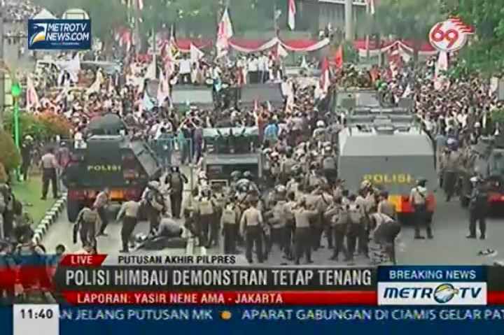 Massa Prabowo-Hatta Berusaha Terobos Kawat Berduri 