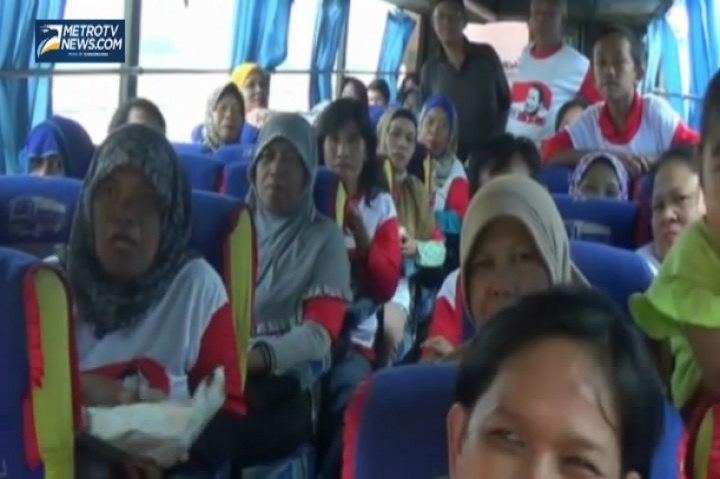 Polisi Hadang Rombongan Ibu-Ibu Pendukung Prabowo