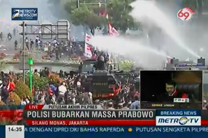 Polisi Bubarkan Paksa Massa Prabowo-Hatta 